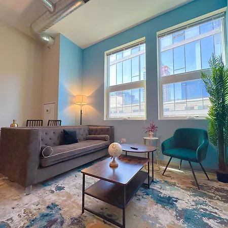 Stylish 2Br Apartment With Optional Parking, Patio And Gym Near Mccormick Place, Shedd Aquarium, Field Museum & Lakefront Trail